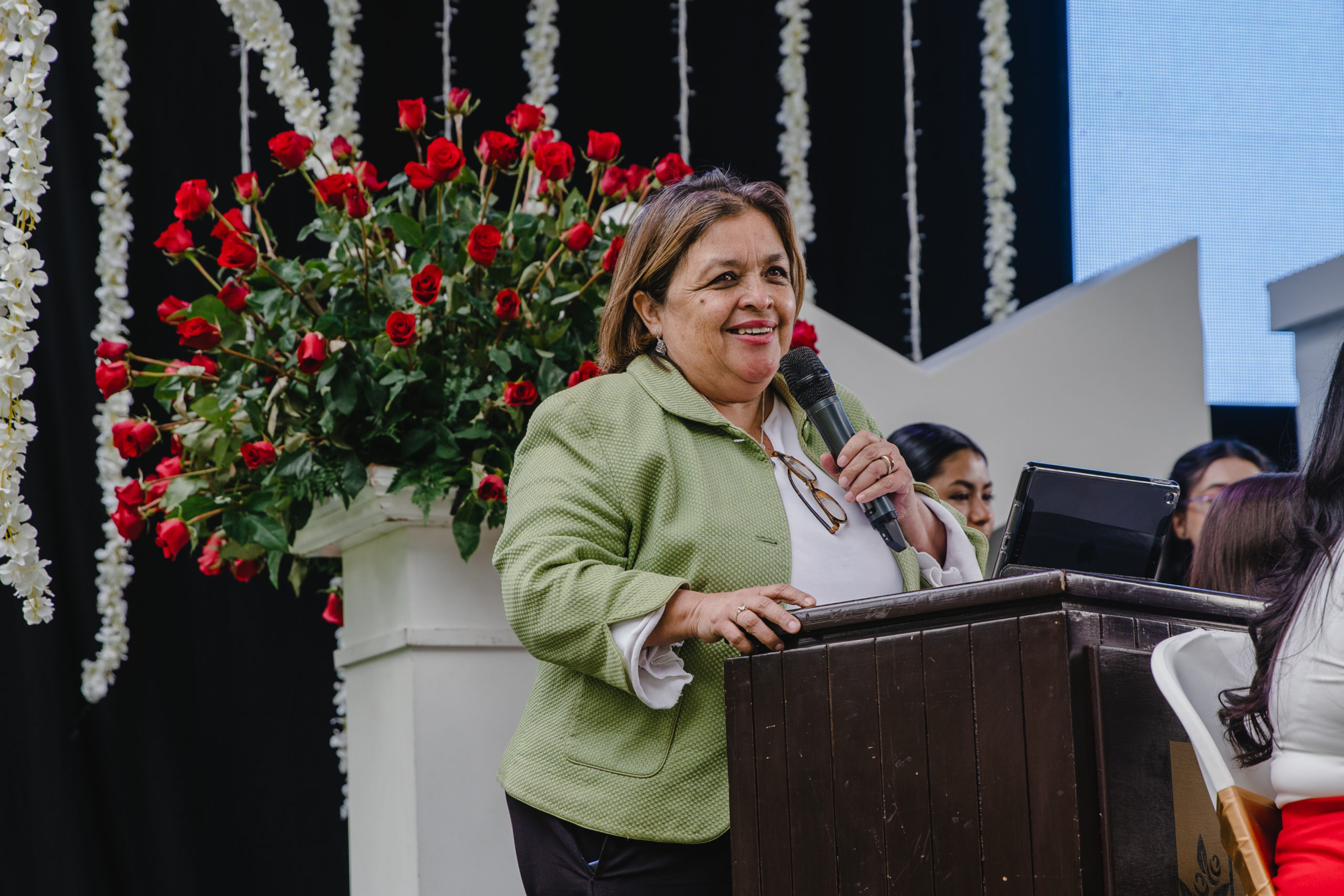 Docente hablándole a un público