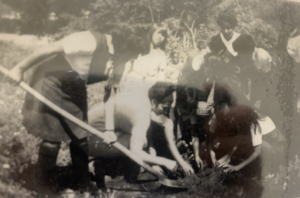 Mujer enseñando agricultura a jovencitas