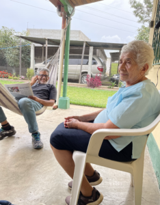 Hombre hablando con su mamá